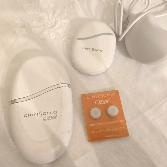 Clarisonic Opal Skincare Device in White For Fine Lines Around The Eyes - Picture 1 of 3